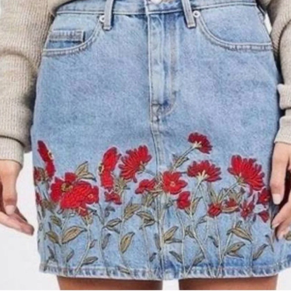 Juicy Couture Black Label Embroidered Denim Mini Skirt – Size 24